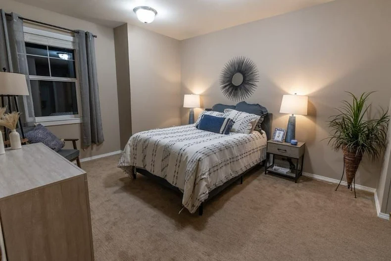 Avamere at Sandy senior living community offering assisted living, memory care, and respite care in Sandy, OR, apartment bedroom
