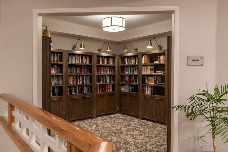 Avamere at Sandy senior living community offering assisted living, memory care, and respite care in Sandy, OR, library