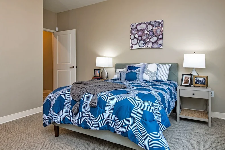 Independent living, assisted living, memory care, and respite care at Broadwell Senior Living – Plymouth in Plymouth, MN, apartment bedroom
