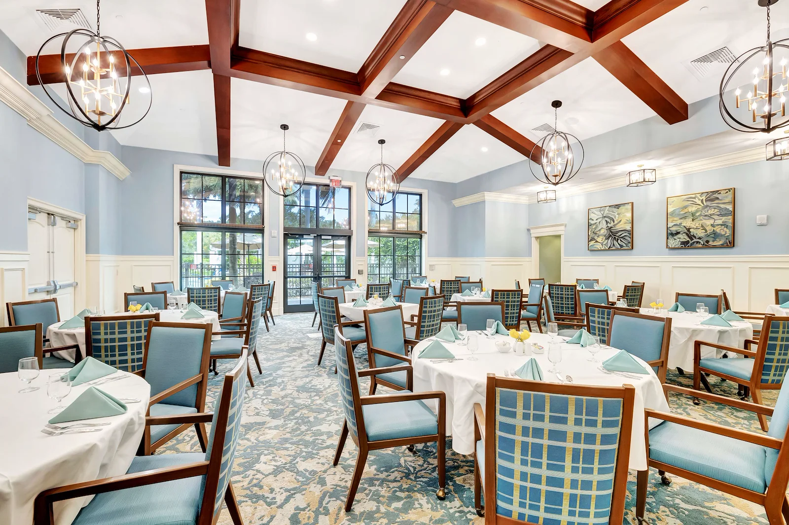 Allegro Boynton Beach, senior living community offering independent living, assisted living, memory care, and respite care in Boynton Beach, FL, dining room with bright natural lighting