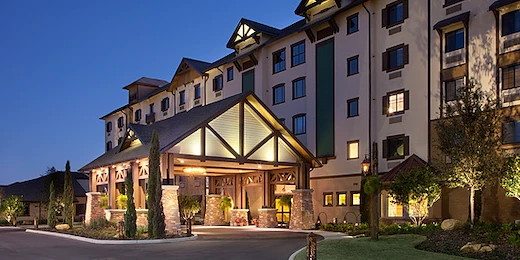 Alto Clermont, senior living community offering assisted living, memory care, and respite care in Clermont, FL, front entrance