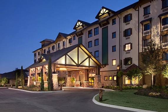 Alto Clermont, senior living community offering assisted living, memory care, and respite care in Clermont, FL, front entrance