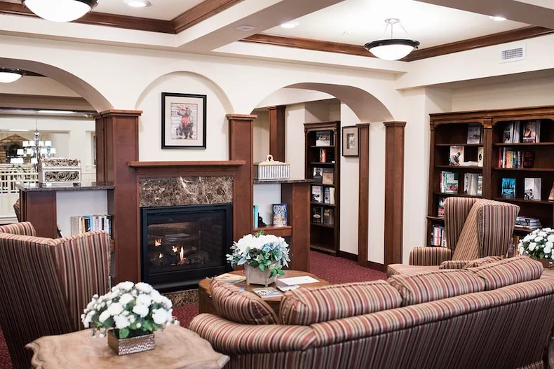 Julian Estates Gracious Retirement Living Hawthorn Senior Independent Living in Puyallup, Washington living room