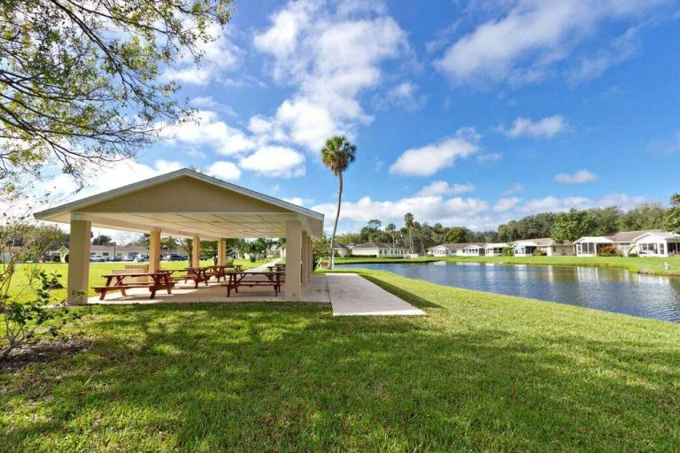 Hidden Lakes Senior Living Community Vero Beach, FL, outdoor seating and tables