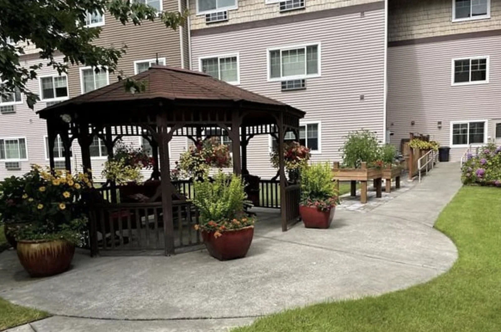 Vineyard Park of Sumner Independent and Assisted Living outdoor area