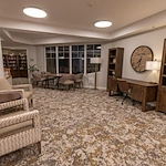 Avamere at Sandy senior living community offering assisted living, memory care, and respite care in Sandy, OR, cozy sitting area