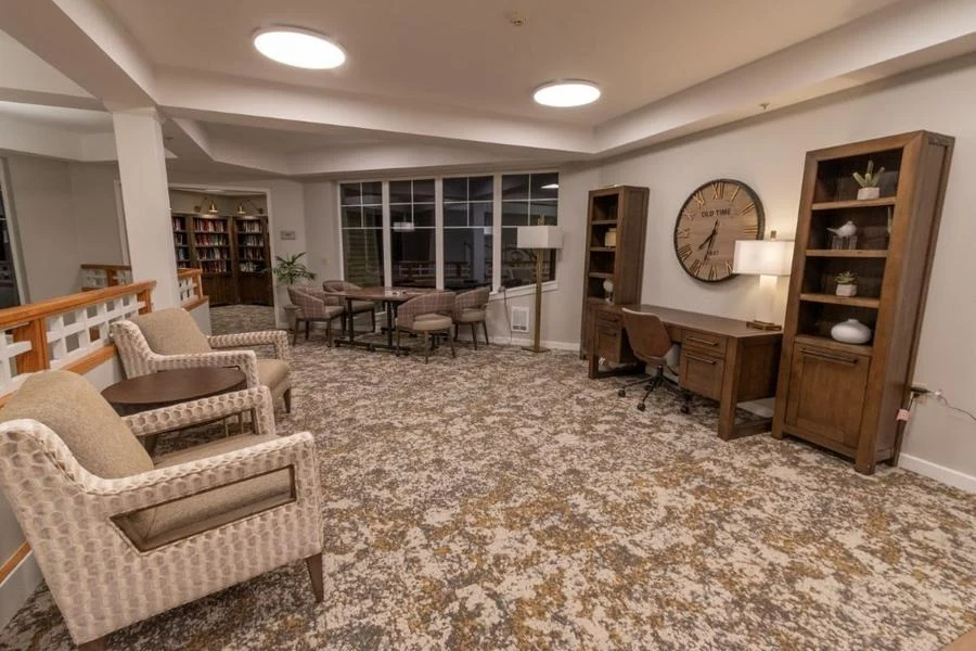 Avamere at Sandy senior living community offering assisted living, memory care, and respite care in Sandy, OR, cozy sitting area