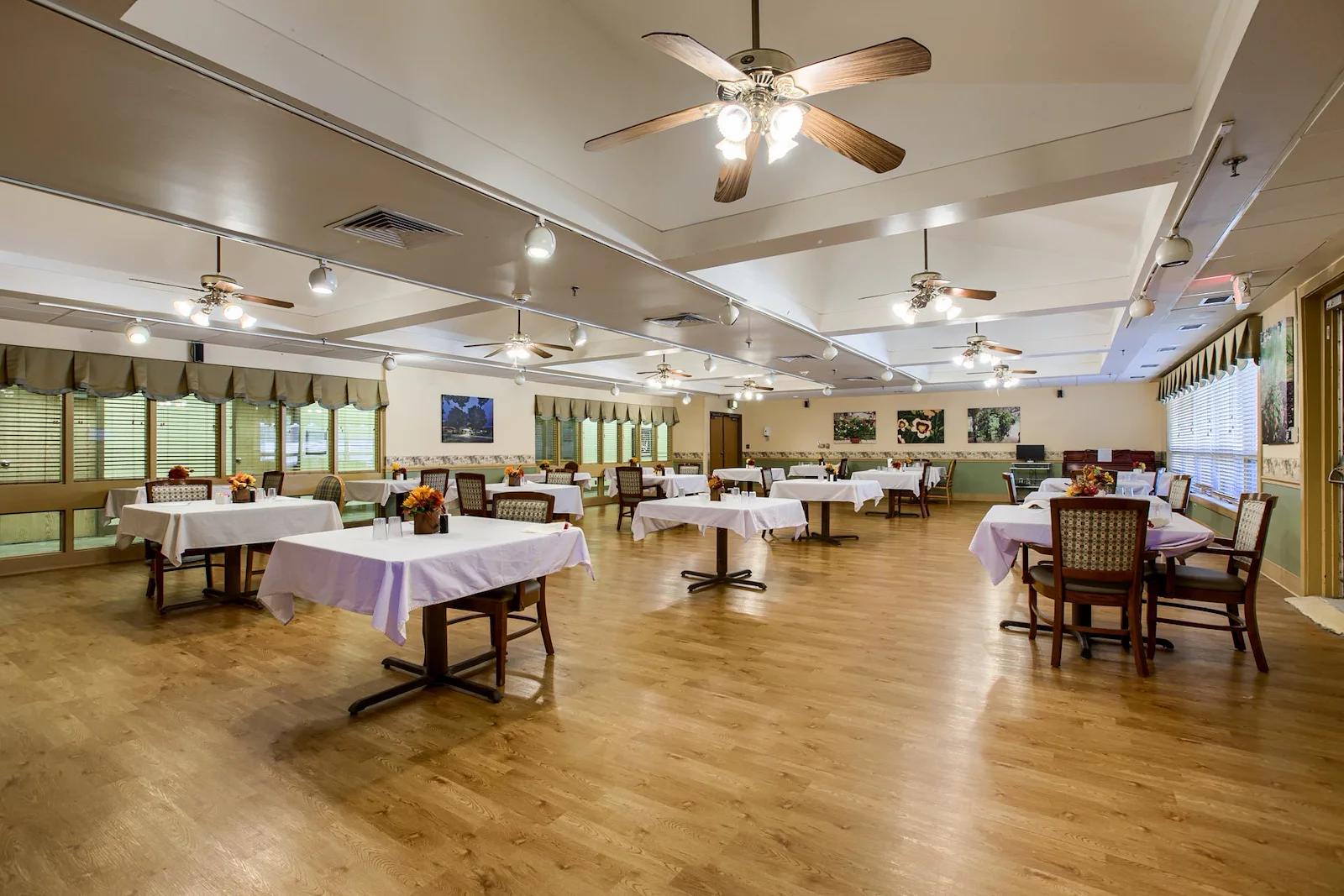 Image of Merriam Gardens Healthcare & Rehabilitation (5)