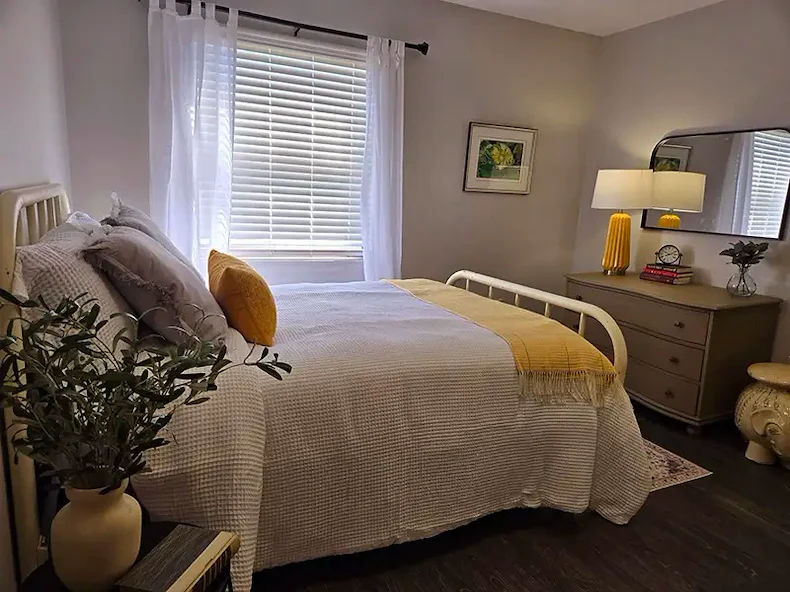 Charter Senior Living of Chattanooga apartment bedroom