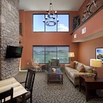 Alto Clermont, senior living community offering assisted living, memory care, and respite care in Clermont, FL, lounging area