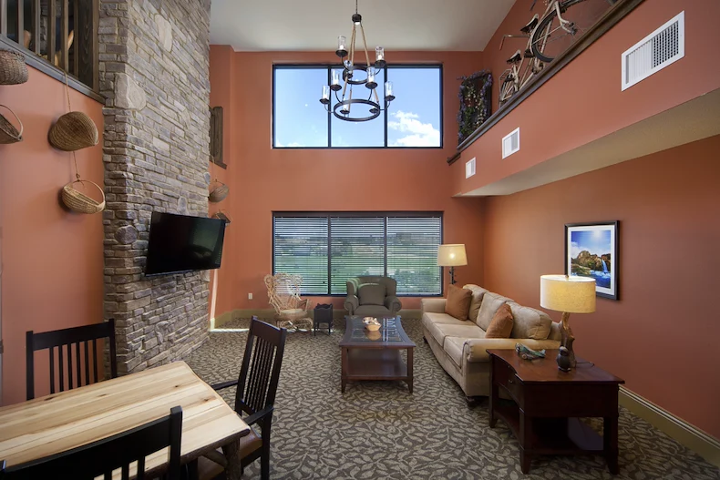 Alto Clermont, senior living community offering assisted living, memory care, and respite care in Clermont, FL, lounging area