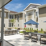 Alto Evergreen Walk, senior living community offering assisted living, memory care, and respite care in South Windsor, CT, outdoor sitting area with tables, chairs, and other comfortable furniture