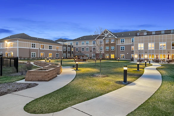 Alto Grayslake, senior living community offering assisted living, memory care, and respite care in Grayslake, IL, outdoor area and walking path