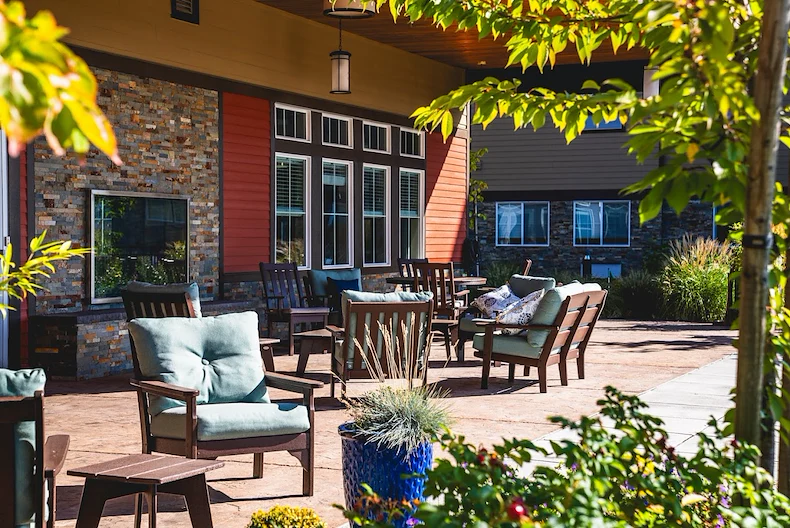 Fieldstone on Clear Creek Independent and Assisted Living outdoor sitting area