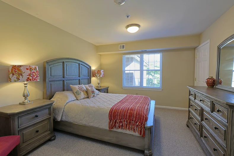 The Commons Corewell Health - Oak Terrace Dearborn Bedroom