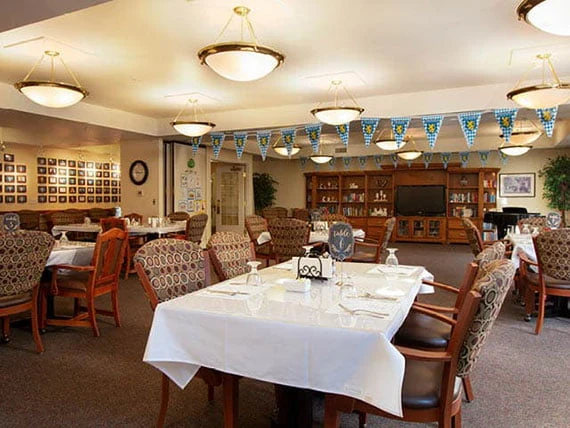 Avamere at St. Helens senior living community offering independent living, assisted living, memory care, and respite care in St. Helens, OR, dining room perfect for eating or activities