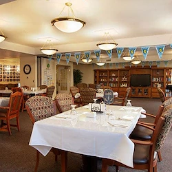Avamere at St. Helens senior living community offering independent living, assisted living, memory care, and respite care in St. Helens, OR, dining room perfect for eating or activities