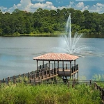 Allegro Winter Park senior living offering independent living, assisted living, memory care, and respite care in Winter Park, FL, exterior view of a pond with a fountain
