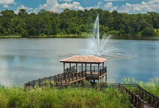 Allegro Winter Park senior living offering independent living, assisted living, memory care, and respite care in Winter Park, FL, exterior view of a pond with a fountain