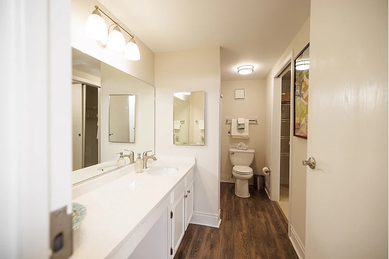 Addolorata Villa apartment bathroom
