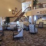 Avamere at Seaside senior living community offering independent living, assisted living, memory care, and respite care in Seaside, OR, lobby and common sitting area