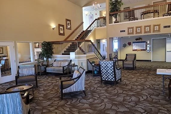 Avamere at Seaside senior living community offering independent living, assisted living, memory care, and respite care in Seaside, OR, lobby and common sitting area