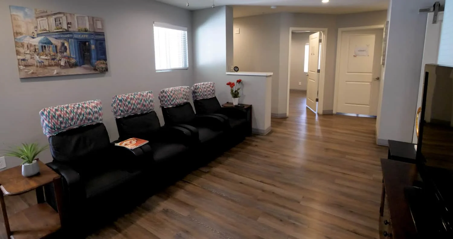 Legato Living Residential Memory Care at Old Town senior living community offering assisted living and memory care in Scottsdale, AZ, living room seating