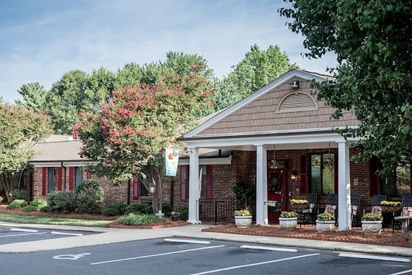 Image of White Oak Manor - Charlotte (1)