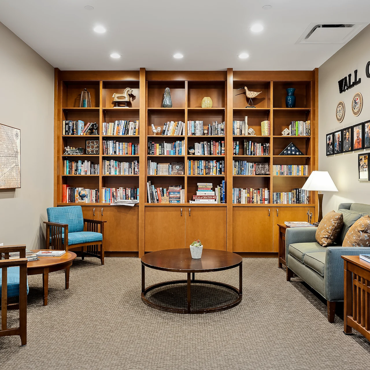 Alto Wheaton, senior living community offering assisted living, memory care, and respite care in Wheaton, IL, cozy library