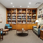 Alto Wheaton, senior living community offering assisted living, memory care, and respite care in Wheaton, IL, cozy library