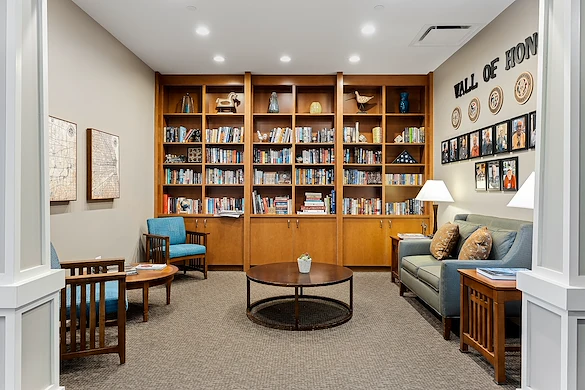 Alto Wheaton, senior living community offering assisted living, memory care, and respite care in Wheaton, IL, cozy library