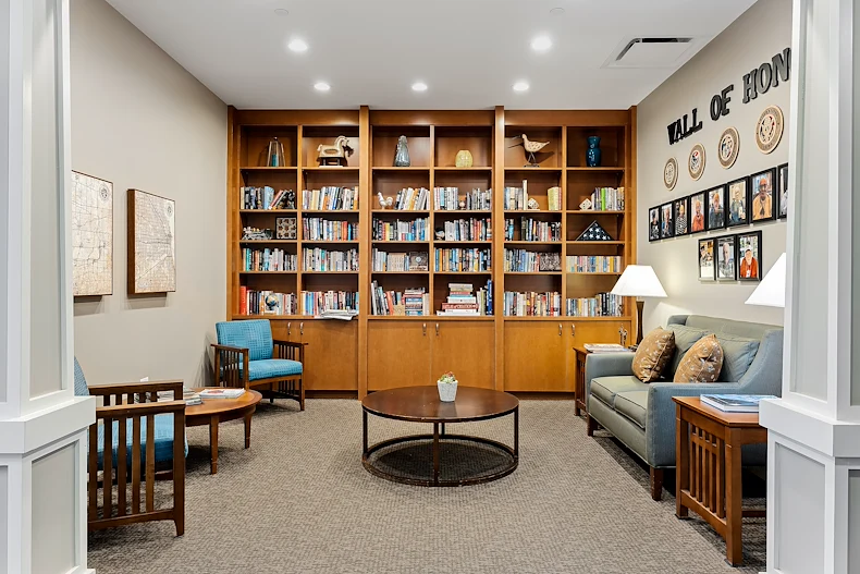 Alto Wheaton, senior living community offering assisted living, memory care, and respite care in Wheaton, IL, cozy library
