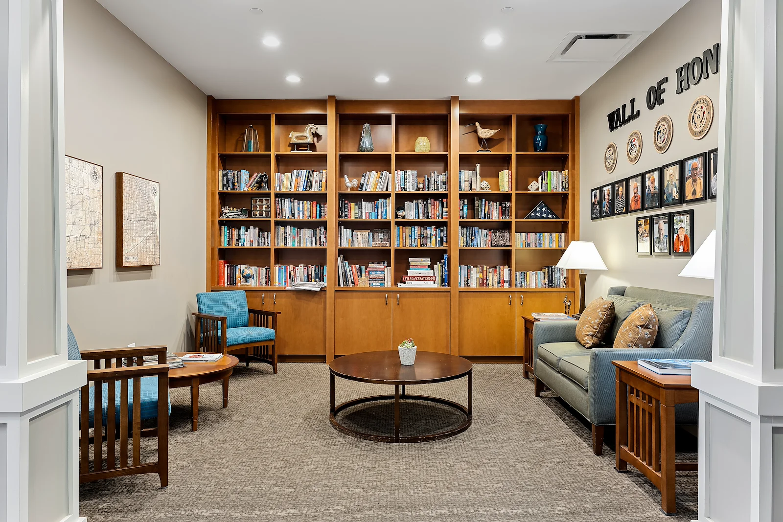 Alto Wheaton, senior living community offering assisted living, memory care, and respite care in Wheaton, IL, cozy library