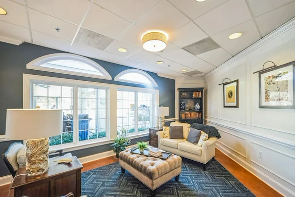 Barclay House of Tarboro senior living community offering independent living, assisted living, and memory care in Tarboro, NC, community living room