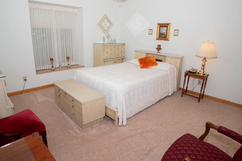 Cottage Bedroom with plenty of room