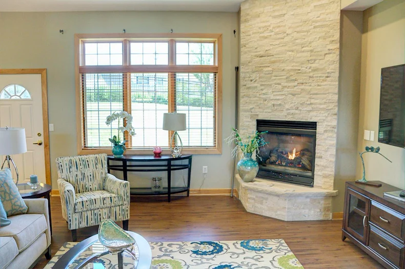Avina of Milwaukee assisted living and independent living in Milwaukee, WI, living room with fireplace