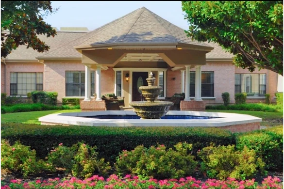 Colonial Oaks at Arlington, TX, front exterior