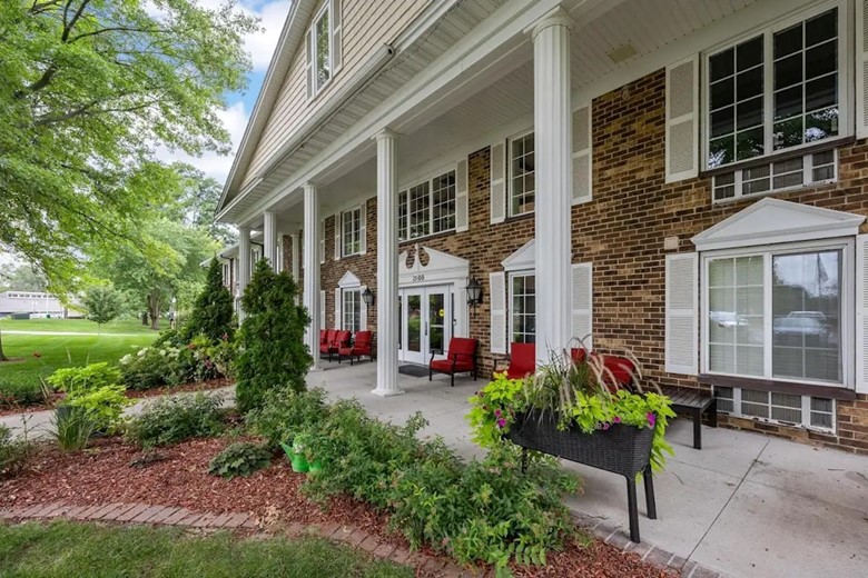 Image of Brown Deer Place (2)
