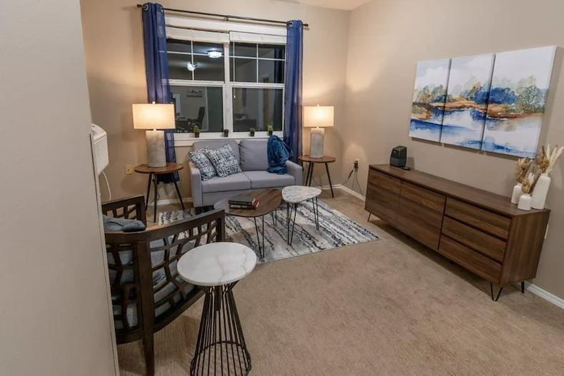 Avamere at Sandy senior living community offering assisted living, memory care, and respite care in Sandy, OR, apartment living room