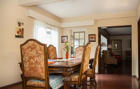 The Oaks of Pasadena dining area