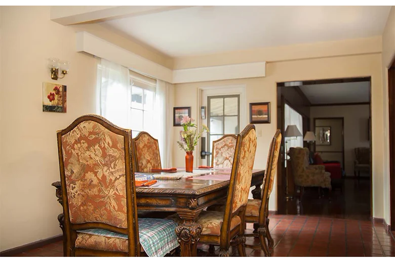 The Oaks of Pasadena dining area