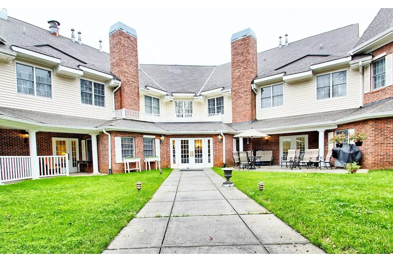 Charter Senior Living of Charlotte outdoor space