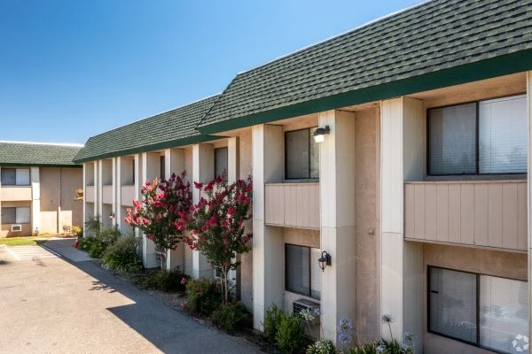 Image of Country Club Manor (2)