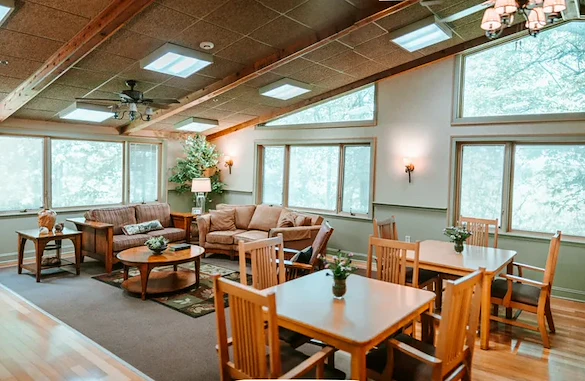 Image of Oakmont Manor (6)