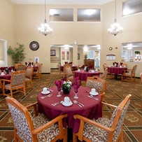 Avamere at Cascadia Village Senior Living in Sandy, Oregon community dining room