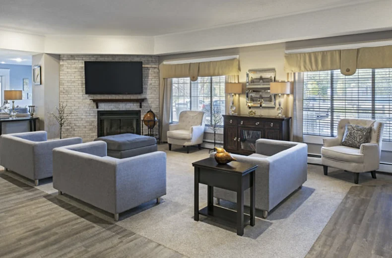 American House Farmington Hills, senior living community offering independent living, assisted living, memory care, and respite care in Farmington Hills, MI, community living room