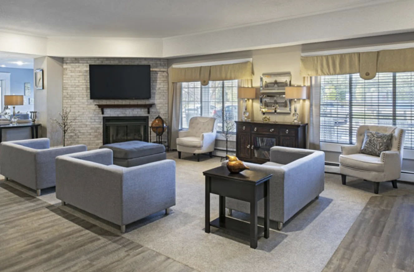 American House Farmington Hills, senior living community offering independent living, assisted living, memory care, and respite care in Farmington Hills, MI, community living room