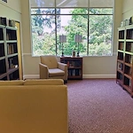 Avamere at Park Place senior living community offering assisted living and respite care in Tigard, OR, library with cozy seating