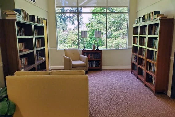 Avamere at Park Place senior living community offering assisted living and respite care in Tigard, OR, library with cozy seating