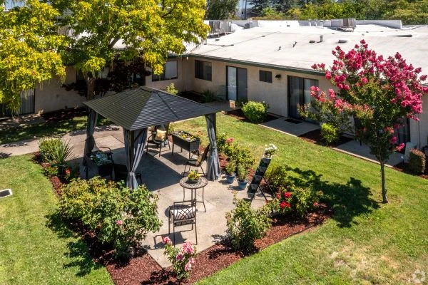 Image of Country Club Manor (7)